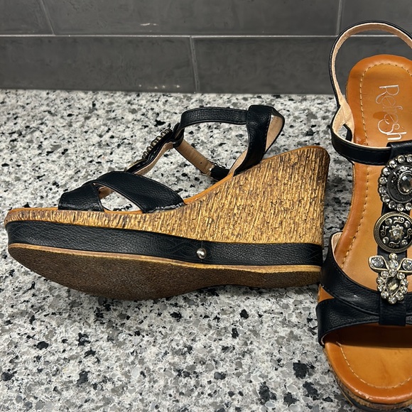 Refresh Wedge Sandals Size 9 but Fits like an 8 - Picture 3 of 9